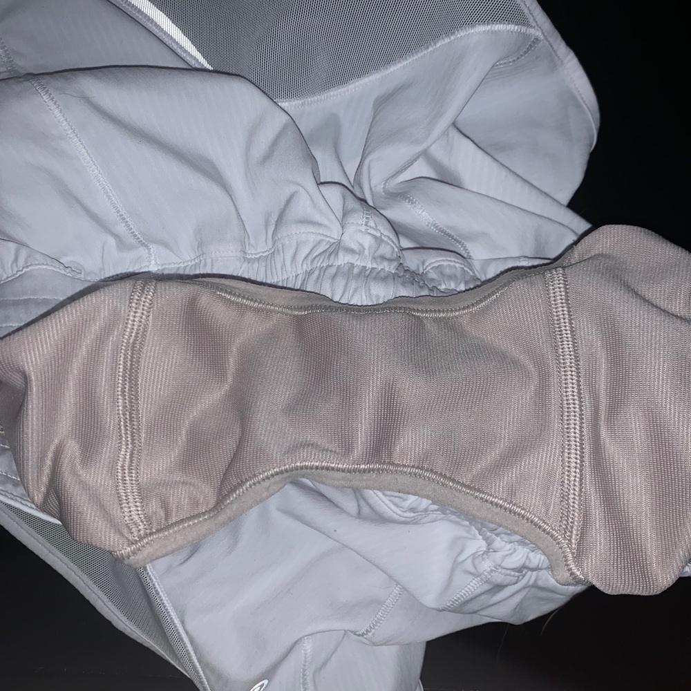 ❗️SOLD❗️Lululemon White Hotty Hot 2.5” Short - Picture 4 of 4